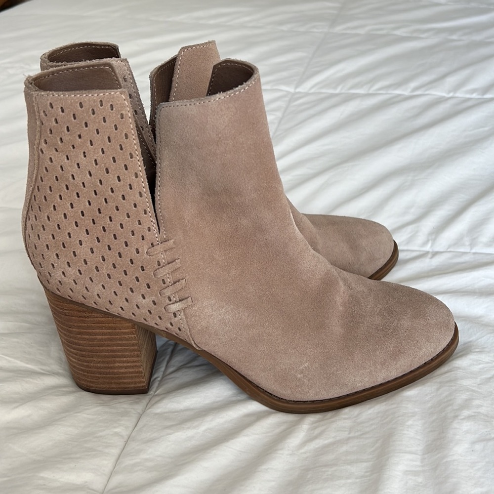 Steve Madden Shepp Beige Block Heel Perforated Ankle Boots - Picture 2 of 7